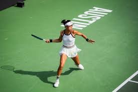 范德芬：教练赛季初希望我能进五个球；我和罗梅罗是兄弟