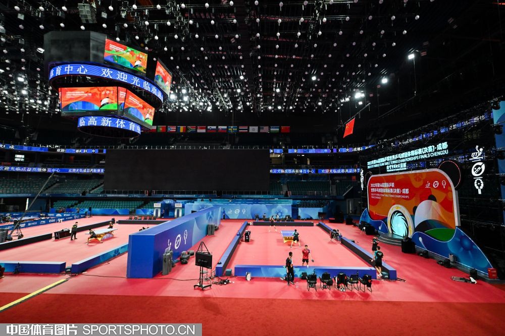 国足VS澳大利亚现场！全场球迷打开闪光灯纪念成都小球迷林子金